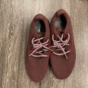 Maroon men’s allbirds sneakers. In excellent condition.
